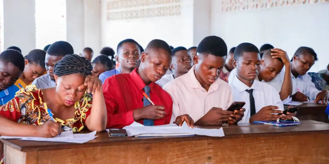 Étudiants en plein cours