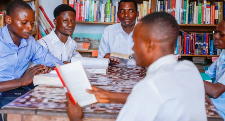 Lecture dans le bibliothèque