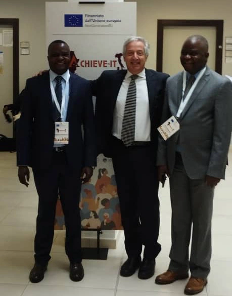 De son côté, le Professeur Mgr Lambert Kankenza Muteba, Secrétaire général académique, met en perspective les enjeux de sécurité alimentaire et de durabilité agricole, en lien avec les réalités de la province de Lomami.

Les travaux accordent une attention particulière au développement de programmes doctoraux conjoints. Les échanges portent sur la mise en place d’un cadre de coopération entre universités africaines et italiennes, sous la coordination de Claudia Sunna.

 Cette initiative ouvre des perspectives concrètes pour l’UNILO, notamment en matière de mobilité académique, d’accès aux financements de la recherche et de renforcement institutionnel, en cohérence avec la vision portée par le Recteur, le Professeur Abbé Richard Kitengie Muembo.

En parallèle, la délégation congolaise participe à une visite scientifique du campus Ecotekne, consacrée à la découverte d’infrastructures de pointe dans les domaines des nanotechnologies, de la nanomédecine et de l’impression 3D. Cette immersion traduit la volonté de l’UNILO d’intégrer les standards internationaux en matière de recherche et d’innovation.
